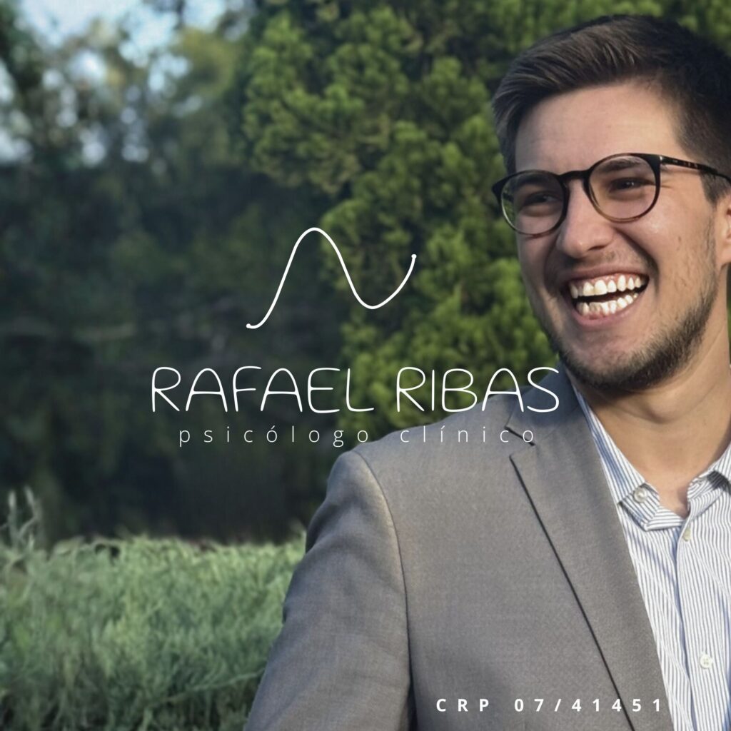 Rafael Ribas sorrindo em um ambiente arborizado